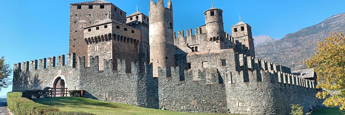Castello di Fénis, castello medievale con mura merlate in Valle d'Aosta