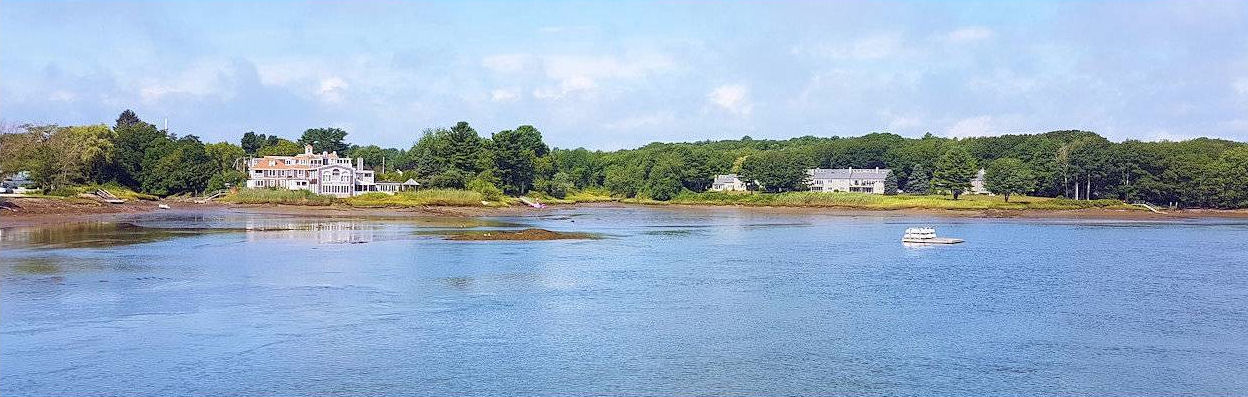 Vista panoramica di Ocean Avenue a Kennebunkport nel Maine