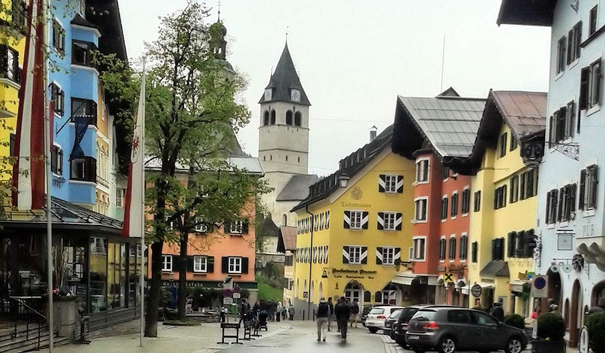 Kitzbühel: centro alpino elegante tra chalet tradizionali e colline verdi del Tirolo