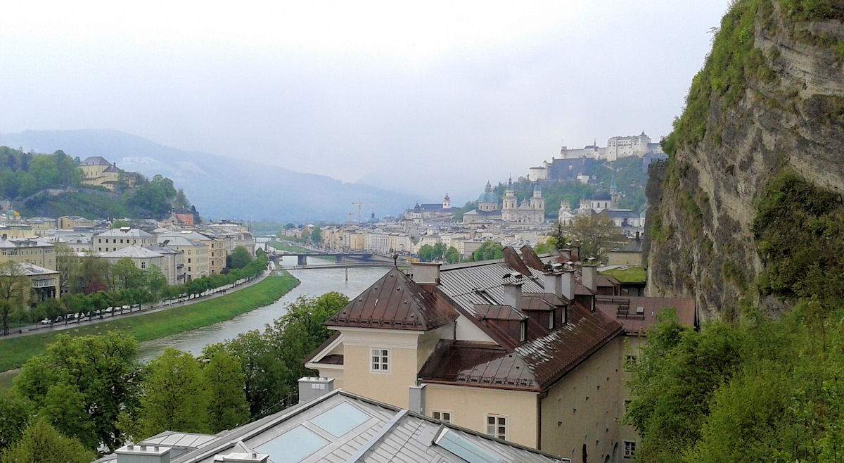 Panorama del centro storico di Salisburgo con il fiume Salzach e la Fortezza di Hohensalzburg
