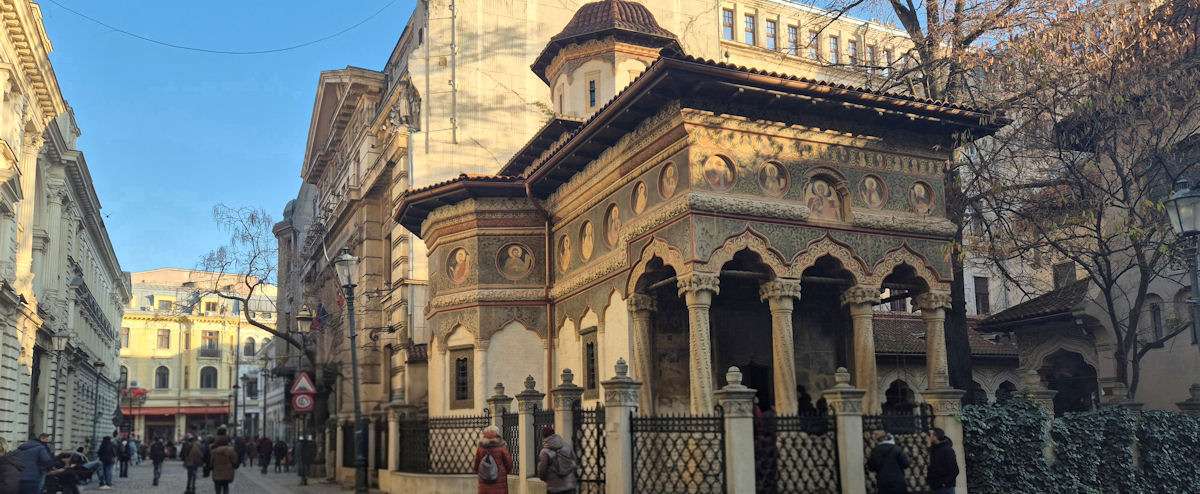 Chiesa di Stavropoleos a Bucarest: cortile e architettura brâncovenesca
