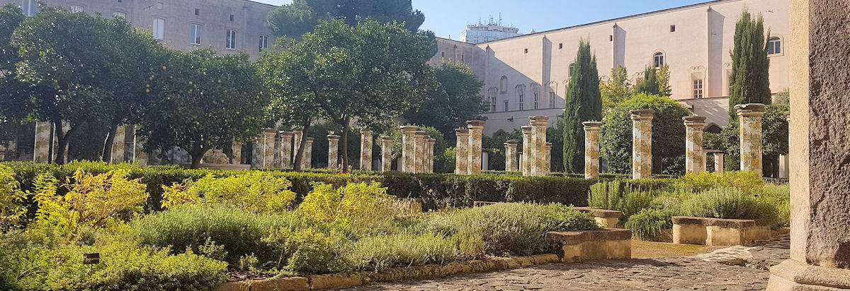 Chiostro del Monastero di Santa Chiara a Napoli con colonne decorate in maiolica