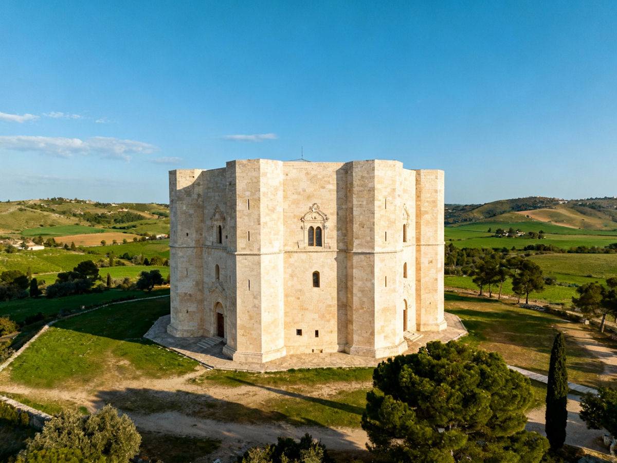Veduta di Castel del Monte sulle Murge pugliesi
