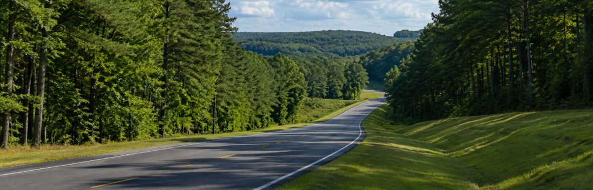 Strada panoramica della Natchez Trace Parkway tra boschi e colline del Mississippi